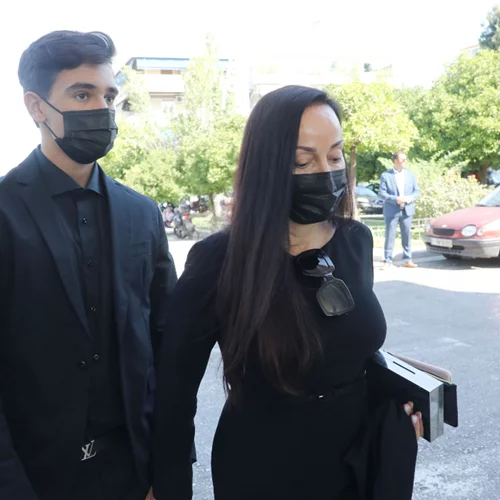 Κηδεία Τσοχατζόπουλου | Συντετριμμένη η Βίκυ Σταμάτη - Λίγοι συγγενείς και φίλοι στο τελευταίο αντίο