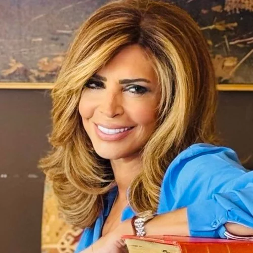 Η Μιμή Ντενίση με μαύρο πουκάμισο με παγιέτες και μπροκάρ παντελόνι στην εβδομάδα μόδας της Αθήνας