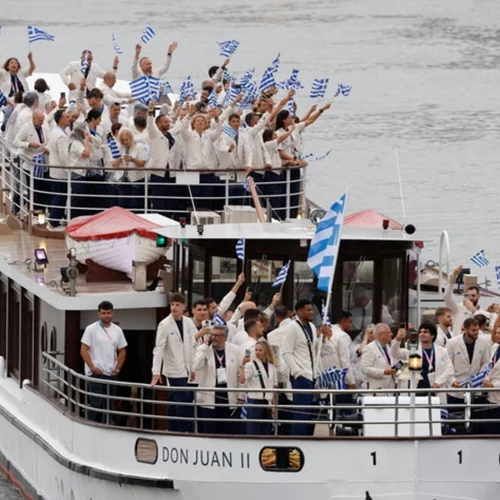 Ολυμπιακοί Αγώνες 2024 | Λαμπερή η ελληνική αποστολή διέσχισε πρώτη τον Σηκουάνα - Περήφανα Γιάννης και Ντρισμπιώτη κράτησαν τη σημαία ψηλά