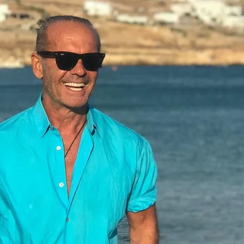 Η Πέτρος Κωστόπουλος κάνει ηλιοθεραπεία σε εντυπωσιακή πισίνα