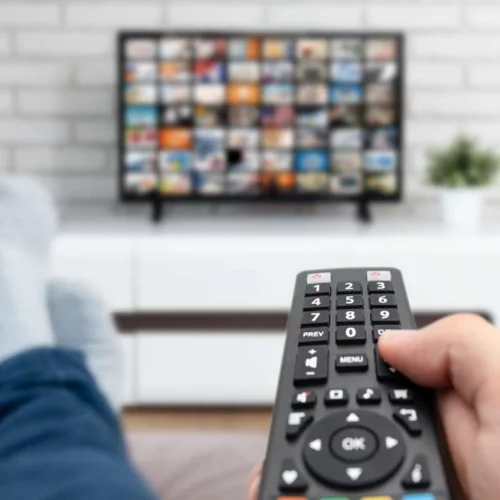 Αυτή η ελληνική σειρά προβλήθηκε πριν 20 χρόνια και κάνει τρελά νούμερα τηλεθέασης τώρα