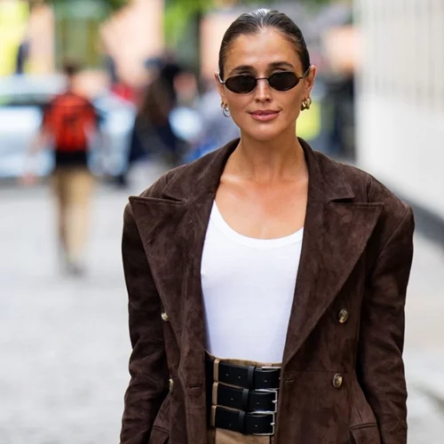 Τα μοντέρνα φθινοπωρινά looks που θα σε πείσουν να επενδύσεις σε ένα suede πανωφόρι