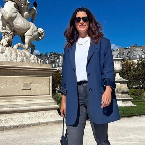 Η Τόνια Σωτηροπούλου φόρεσε το ιδανικό πουλόβερ για τη μεταβατική εποχή