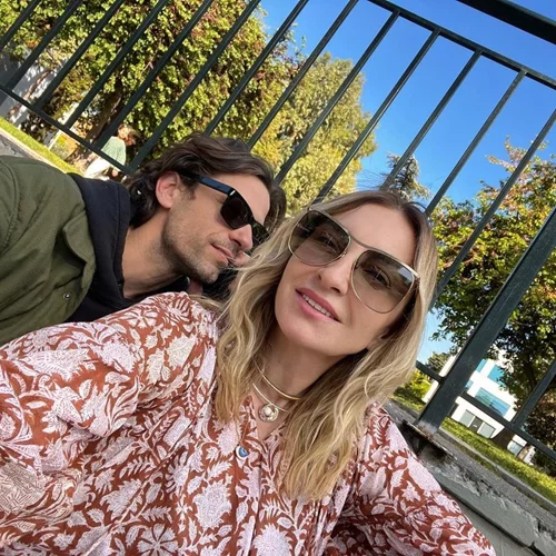 Ρούλα Ρέβη και Αποστόλης Τότσικας | Η οικογένειά τους έχει στιλ και οι φωτογραφίες από τη βόλτα τους στο κέντρο της Αθήνας είναι η απόδειξη