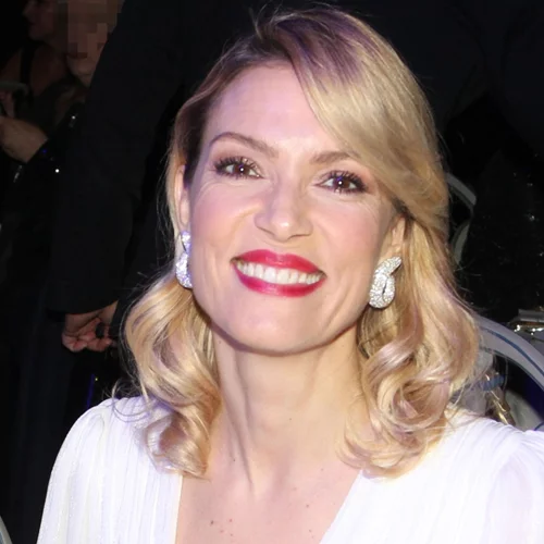 Μαθήτρια ακόμα και πανέμορφη στις πρώτες της φωτογραφίσεις η Βίκυ Καγιά | Με αποκαλυπτικό loοκ και καλοσχηματισμένους κοιλιακούς