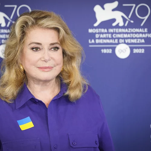 H Catherine Deneuve με τον Θοδωρή Αθερίδη και τον Αντώνη Καφετζόπουλο σε ένα σπάνιο "χολιγουντιανό" κλικ