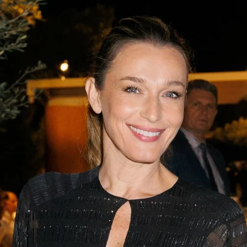 Η Κάτια Ζυγούλη απόλαυσε επί σκηνής τον Σάκη Ρουβά - Τα κομψά φλατ σανδάλια της