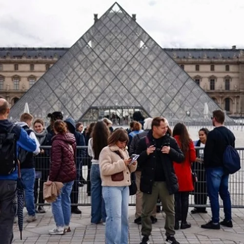 Γαλλία | Πέντε νέοι ύποπτοι συνελήφθησαν για την κλοπή στο Λούβρο, σύμφωνα με γαλλικό ραδιοσταθμό