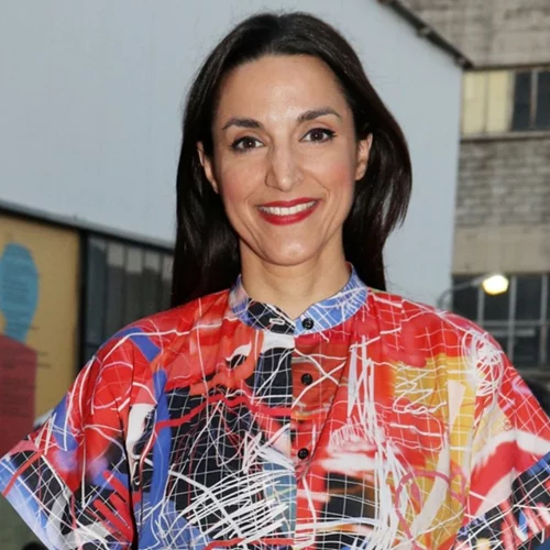 Πώς θα ντυθείς κομψά στις συναυλίες του καλοκαιριού; Η Κατερίνα Ευαγγελάτου προτείνει δύο looks