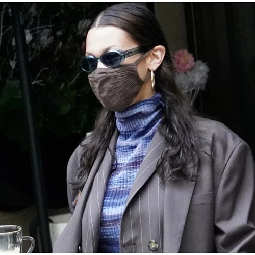 Σύγχρονη, "gen-Z friendly", τολμηρή | Η εμφάνιση της Bella Hadid στο Παρίσι