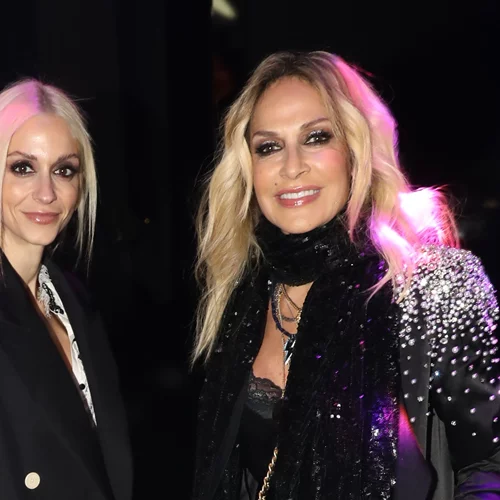 "Σέξι σαν τη μητέρα της" | Η Σοφία Καρβέλα ποζάρει αγκαλιά με την Άννα Βίσση στη Νέα Υόρκη