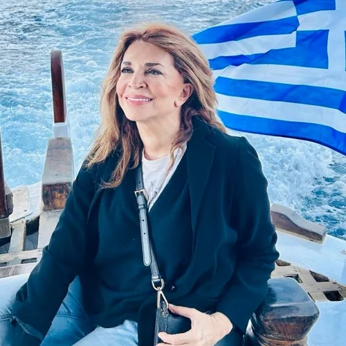 Για ψώνια στον Θεολόγο η Μιμή Ντενίση | Το safari outfit που επέλεξε