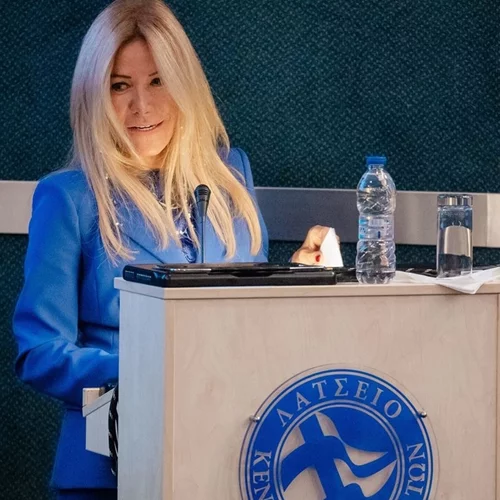 Μαριάννα Λάτση | H chic εμφάνιση με μπλε κοστούμι και sneakers σε σημαντική εκδήλωση