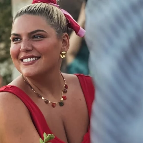 Η Δανάη Μπάρκα έγινε νονά φορώντας ένα κατακόκκινο φόρεμα & τα ιδανικά παπούτσια για τη βάφτιση