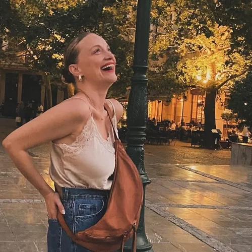 Η Λένα Δροσάκη παίζει με τον Αναστάση το απόλυτο ελληνικό παιχνίδι