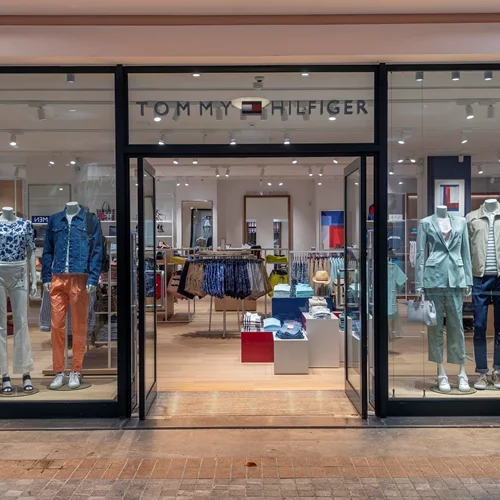 To ανανεωμένο Tommy Hilfiger outlet store μόλις άνοιξε τις πόρτες του στο McArthurGlen