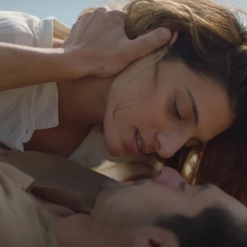 Η Lacta μάς δείχνει τι ΔΕΝ σημαίνει πραγματική αγάπη - Το συγκλονιστικό βίντεο για τις γυναικοκτονίες