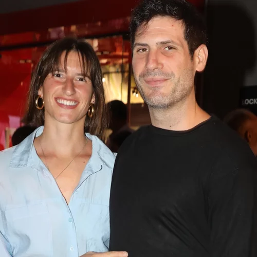 Βίβιαν Δράκου | Η σύζυγος του Θανάση Πατριαρχέα με total leather look σε θεατρική πρεμιέρα