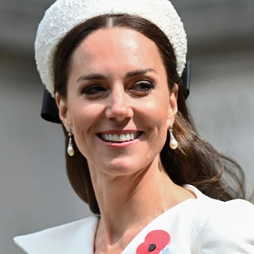 Η Kate Middleton με κοστούμι στην πιο hot απόχρωση της χρονιάς