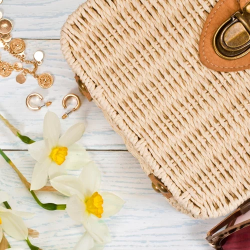 Σου βρήκαμε τις raffia τσάντες από τα Mango που θα κρατήσεις κάθε ώρα της ημέρας