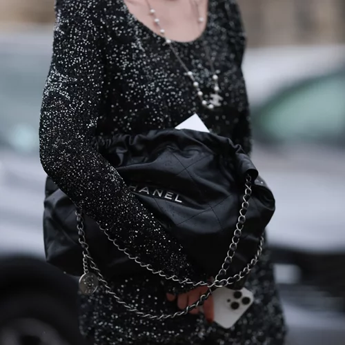 Αυτό το οικονομικό little black dress από τη Stradivarius θα ορίσει τις εμφανίσεις σου αυτά τα Χριστούγεννα