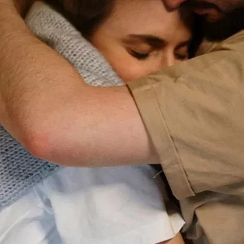 Οξυτοκίνη, το χημικό της αγάπης | Γιατί η αγκαλιά είναι πιο δυνατή από ό,τι νομίζεις