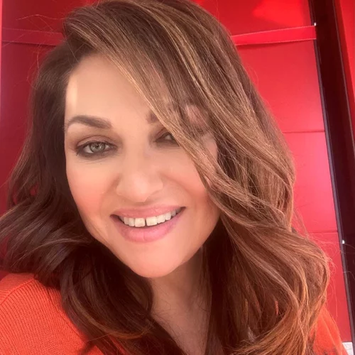 Η Καίτη Γαρμπή έγινε πασχαλινή λαμπάδα εμπνευσμένη από τη συμμετοχή της στη Eurovision