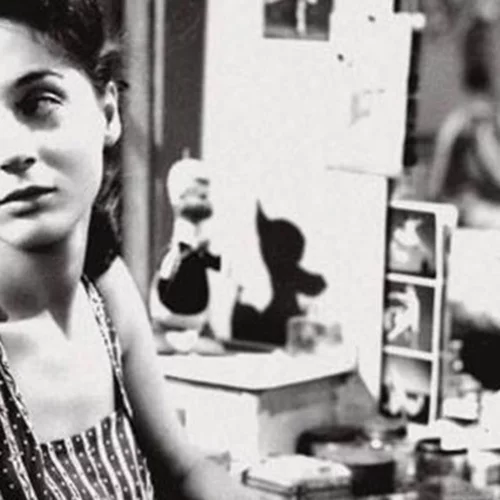 69 χρόνια πριν | Η Έλλη Λαμπέτη με μελαγχολικό βλέμμα ποζάρει στο λιμάνι της Υδρας