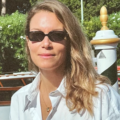 Σαν star του cimena | Η Βίκυ Καγιά περπάτησε στο κόκκινο χαλί του Φεστιβάλ Βενετίας με glam μαύρη ολόσωμη φόρμα