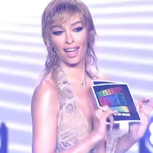 V for αVυσσαλέο ντεκολτέ | Η  à la Miley Cyrus εμφάνιση της Ελένης Φουρέιρα στο House of Fame