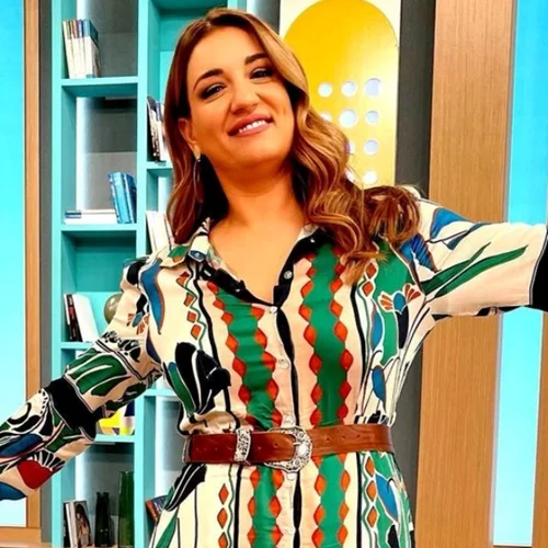 Από το γραφείο έως τη βραδινή έξοδο | Η Ελίνα Παπίλα φόρεσε το BSB φόρεμα που αξίζει να αποκτήσεις