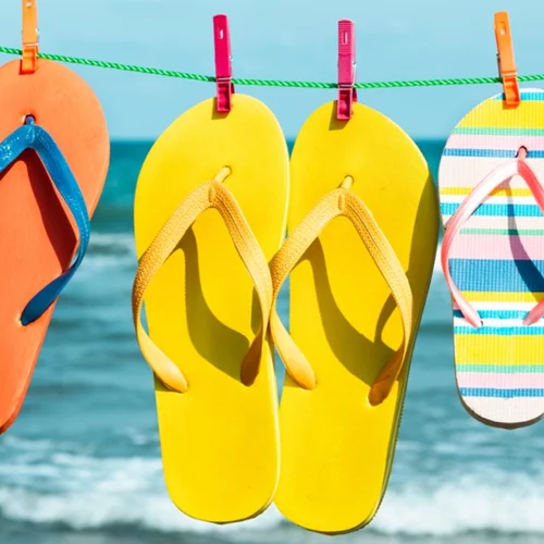 Ναι, μπορείς να φορέσεις σαγιονάρες από τώρα | Σου βρήκαμε τα ζευγάρια για να κάνεις την αρχή