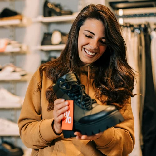 Ανοικτά τα εμπορικά σήμερα, πρώτη Κυριακή της χειμερινής εκπτωτικής περιόδου