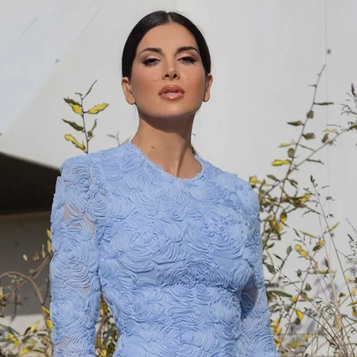 Η Σταματίνα Τσιμτσιλή είναι μία ενημερωμένη fashionista | Φόρεσε το must have πουλόβερ από τη Zara