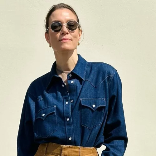 Ποιος είναι ο μοντέρνος τρόπος για να φορέσεις το τζιν πουκάμισο; Η Βίκυ Καγιά προτείνει