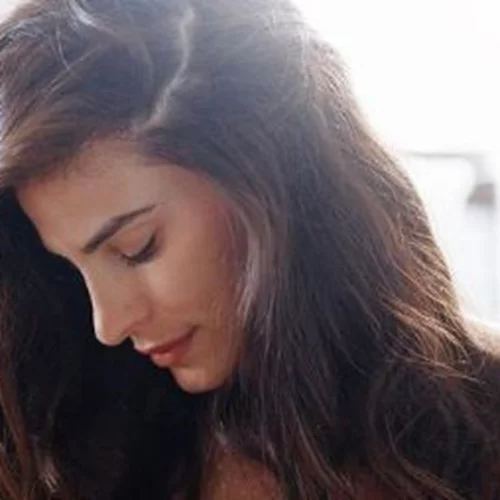 Η Χριστίνα Μπόμπα θηλάζει συγχρόνως τις κόρες της και στέλνει ένα ηχηρό μήνυμα σε όλες τις νέες μαμάδες