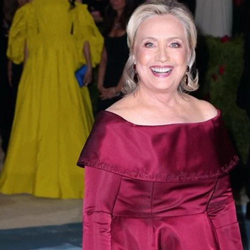 Met Gala 2022 | Το φόρεμα της Hillary Clinton με τα ονόματα γυναικών τις αμερικανικής ιστορίας
