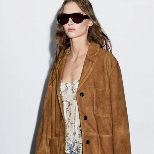 Το suede blazer από τη Massimo Dutti που μας βάζει σε mood φθινοπωρινού shopping