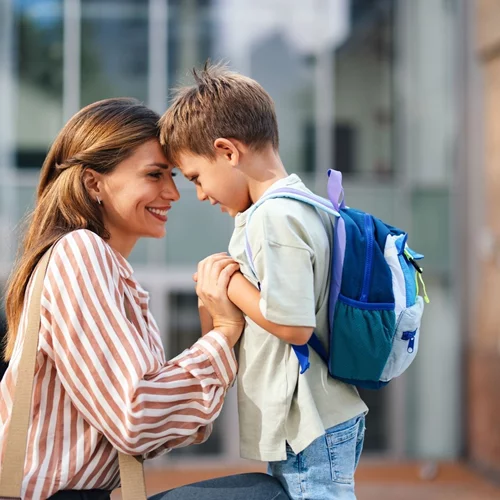 4 συνήθειες των γονιών που μεγαλώνουν παιδιά με αυτοπεποίθηση