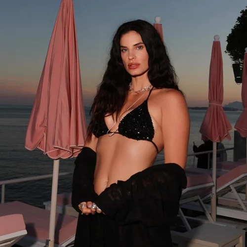 Η Χριστίνα Μπόμπα φόρεσε ένα μαύρο μπικίνι διακοσμημένο με κρύσταλλα | Είναι ιδανικό για τα beach parties του καλοκαιριού