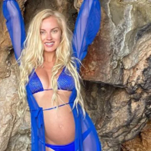 Τζούλια Νόβα | Ποζάρει με μπικίνι και φουσκωμένη κοιλίτσα ανακοινώνοντας την εγκυμοσύνη της