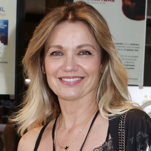 Εντυπωσιακή σε βραδινή έξοδο | Η Παναγιώτη Βλαντή με slip dress και πέδιλα σε neon χρώμα