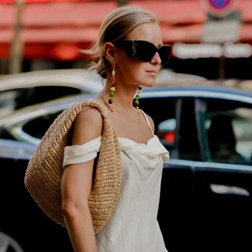 Οι κομψές ψάθινες τσάντες που δεν θα αποχωριστείς φέτος το καλοκαίρι