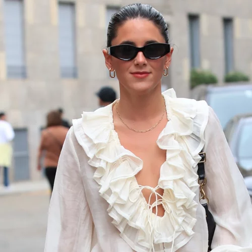 Τα φθινοπωρινά outfits που μπορείς να δημιουργήσεις με ένα τζιν παντελόνι σύμφωνα με τις Γαλλίδες