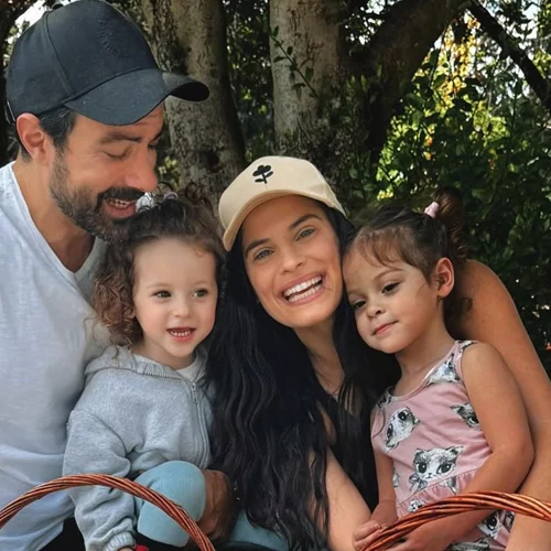 Η Χριστίνα Μπόμπα και ο Σάκης Τανιμανίδης περνούν ποιοτικό χρόνο με τις κόρες τους | Το πικνικ στη φύση