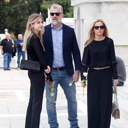 Κηδεία Άννας Παναγιωτοπούλου | Συντετριμμένη η 17χρονη εγγονή της