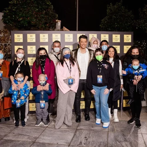 Το Golden Hall υποδέχθηκε τα Χριστούγεννα με τον κορυφαίο Έλληνα star Σάκη Ρουβά, σε μια λαμπερή βραδιά αφιερωμένη στο Σωματείο "ΕΛΠΙΔΑ"