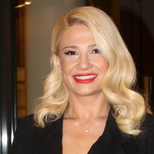 Ετοιμάζεσαι για την άνοιξη; | Αυτή η μίνι τζιν φούστα της Φαίης Σκορδά είναι το απόλυτο must have