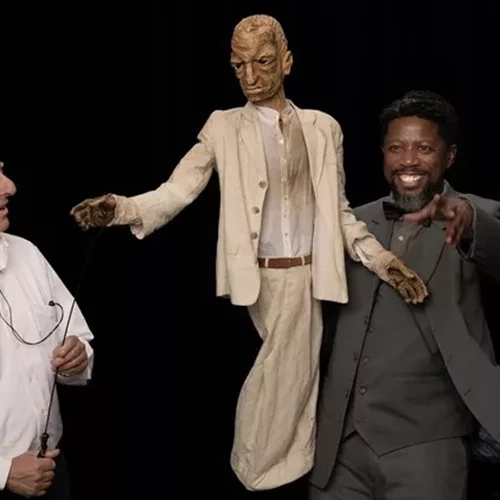 Φεστιβάλ Αθηνών | Tο αποκαλυπτικό ταξίδι του "Φάουστ στην Αφρική" μας υπενθύμισε τι (μπορεί να) σημαίνει πολιτικό θέατρο