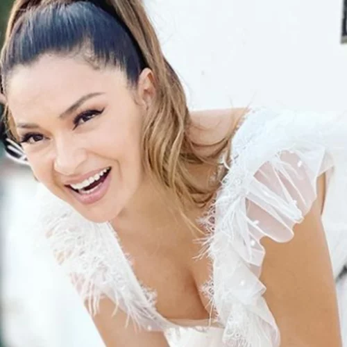 Αποστολία Ζώη | Έγινε νονά και φόρεσε matchy-matchy φόρεμα με τη βαφτιστήρα της